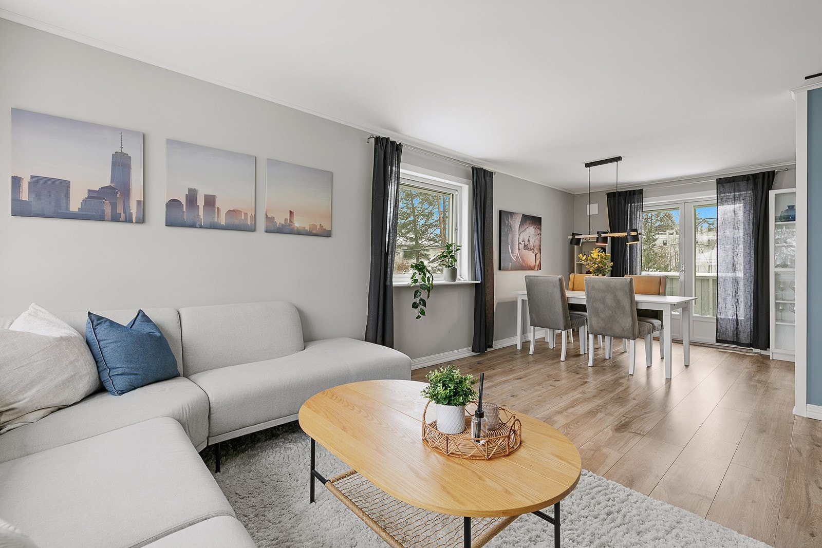 Den åpne løsningen mot kjøkkenet gir en god romfølelse. Galleribilde