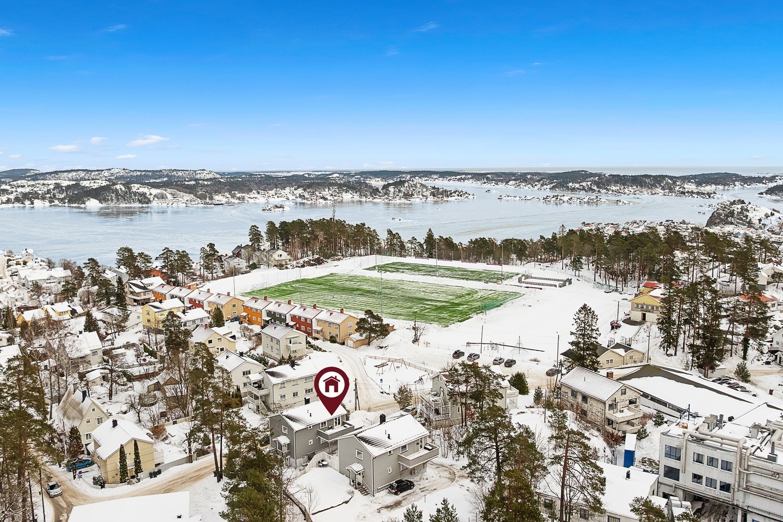 Fra eiendommen er det i tillegg gåavstand til det sjarmerende bylivet i Kragerø, hvor du finner små nisjebutikker, restauranter og kaféer. Galleribilde