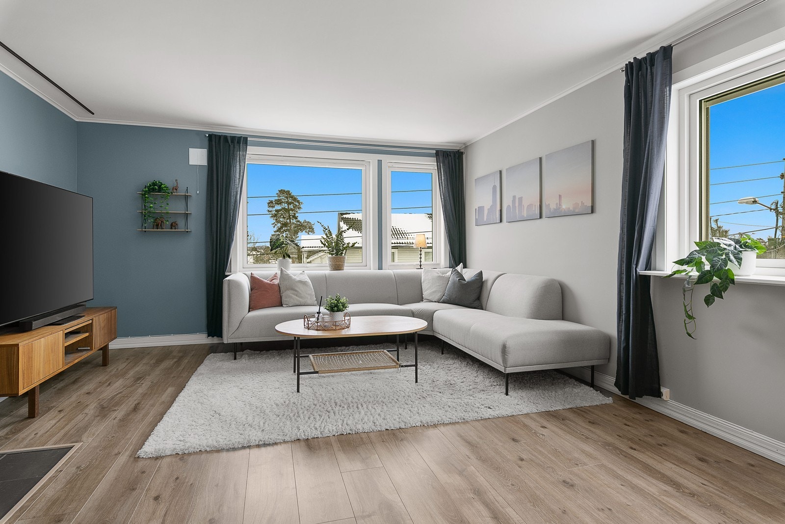 Stuen fremstår lys, og det er god plass til både sofaseksjoner og spisestue. Galleribilde