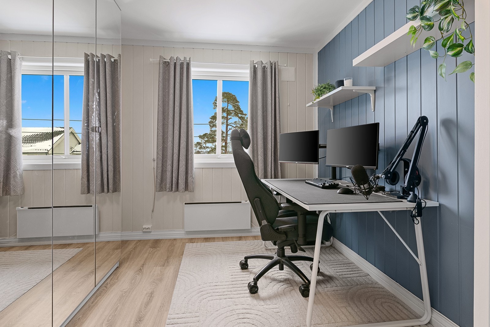 Det ene soverommet har garderobeskap med god lagringsplass. Galleribilde