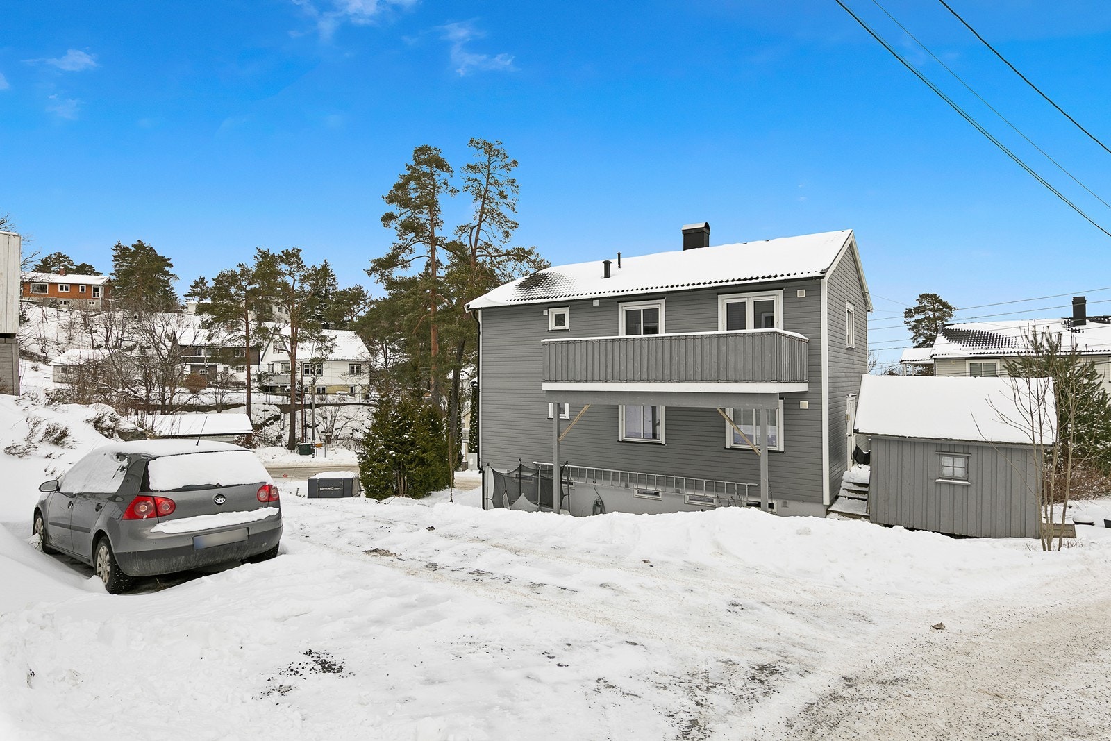 Leiligheten har i praksis disponert eksklusivt et areal på felles tomt som gir mulighet til å parkere opptil 4 biler, da slik at de 2 ytterste sperrer for de 2 innerste. Galleribilde