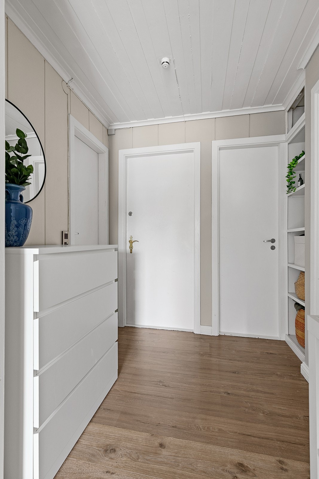 Fra en hyggelig gang kommer du inn i leilighetens entré. Galleribilde