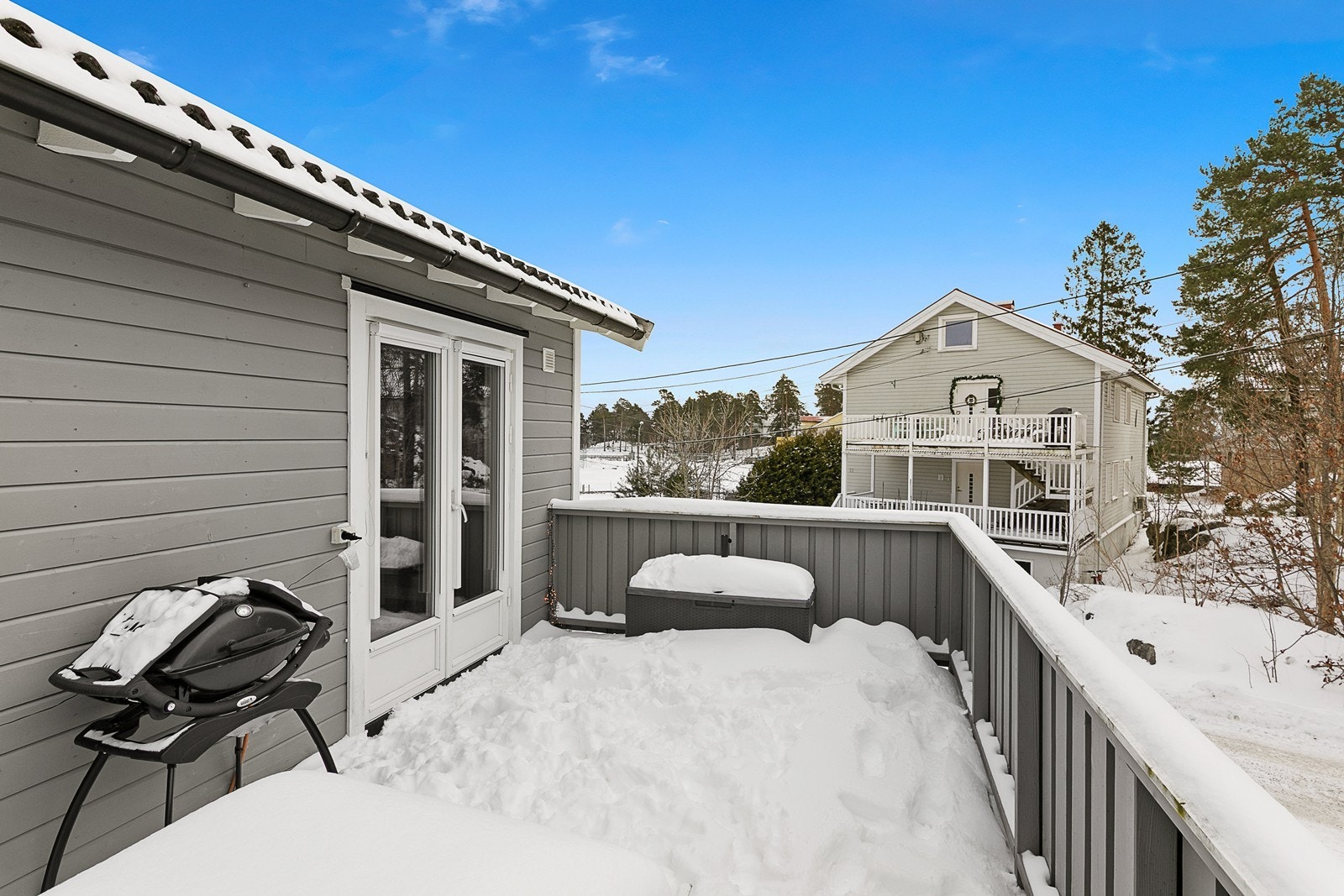 Sydvestvendt veranda hvor du kan nyte gode solforhold. Galleribilde