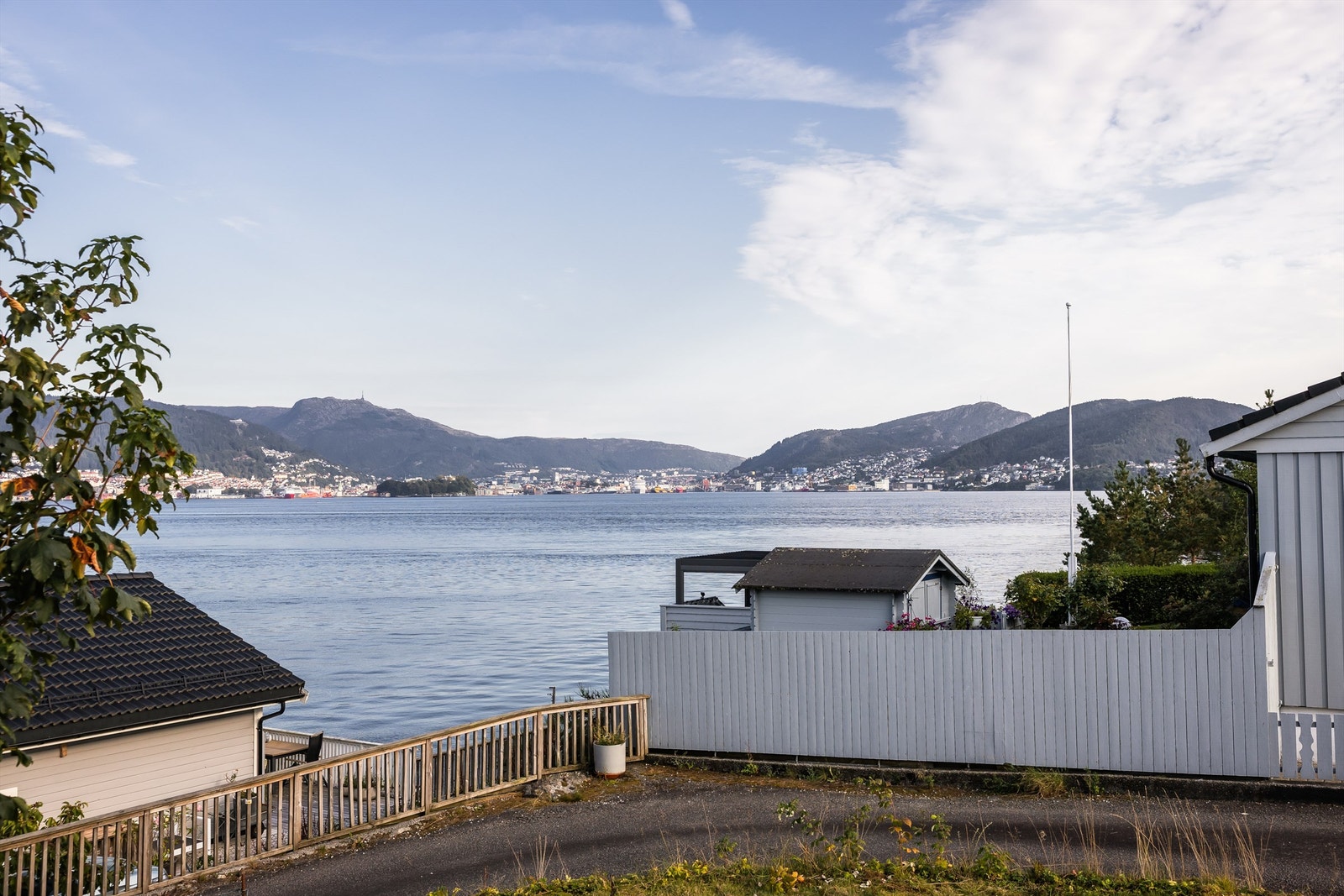Fra deler av tomten og fra loftsetasjen er det flott utsikt utover byfjorden. Galleribilde