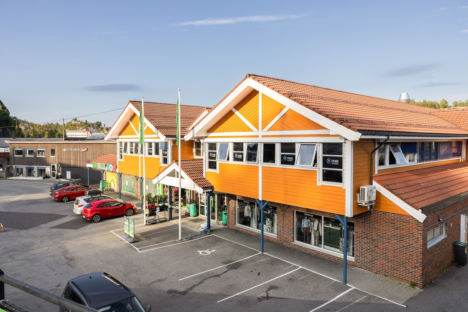 Kort vei til skole, buss, barnehage, butikk og Florvåg senter. Galleribilde