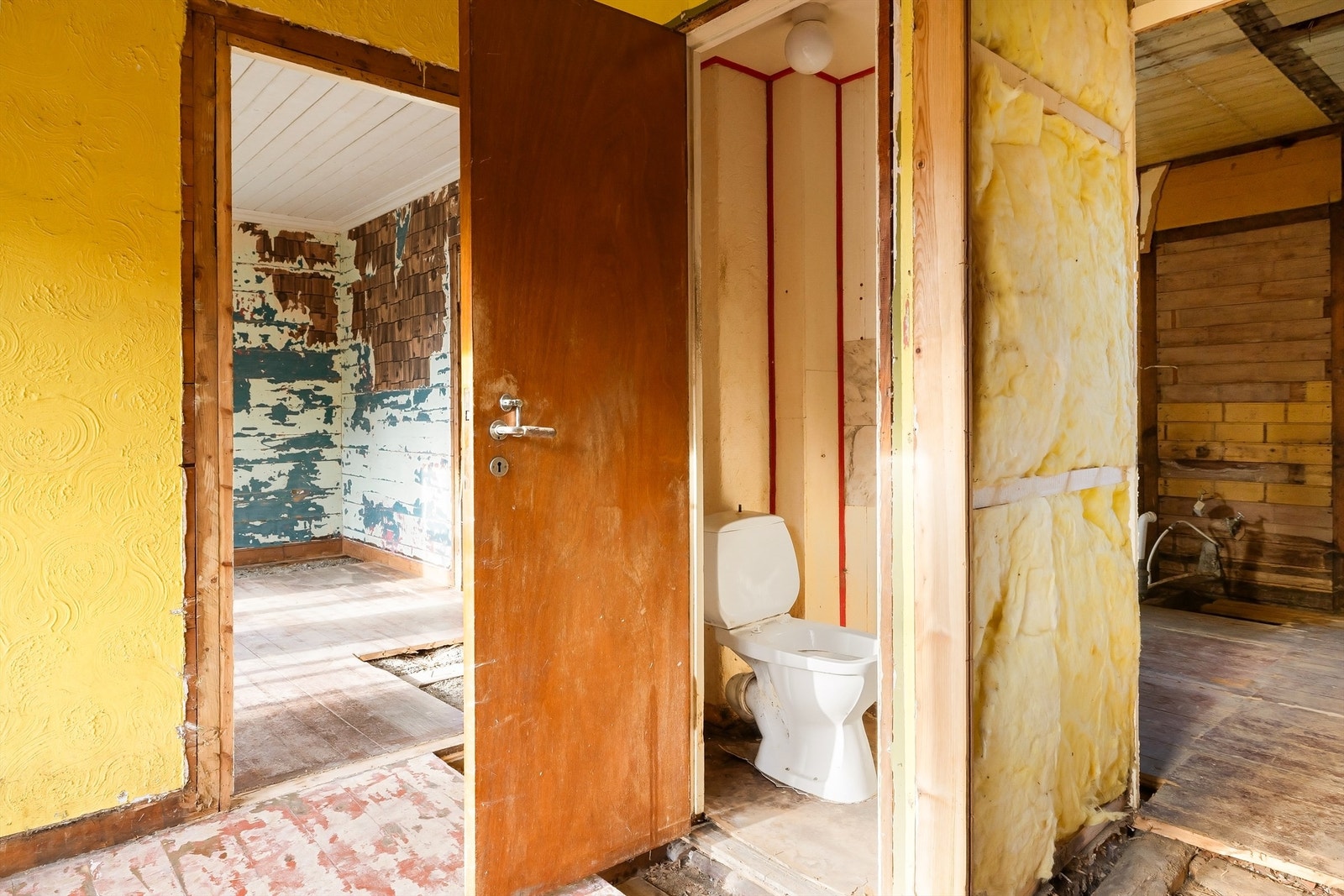 Innvendig er boligen hovedsakelig tømt, samt at diverse innredninger og installasjoner er fjernet. Galleribilde