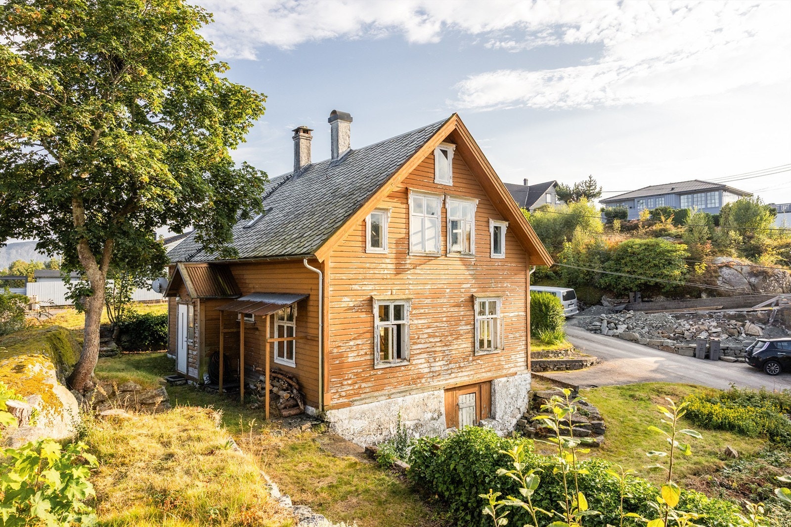 Boligen går over 2 etasjer. I tillegg har boligen et lite kjellerrom med utvendig adkomst. Galleribilde