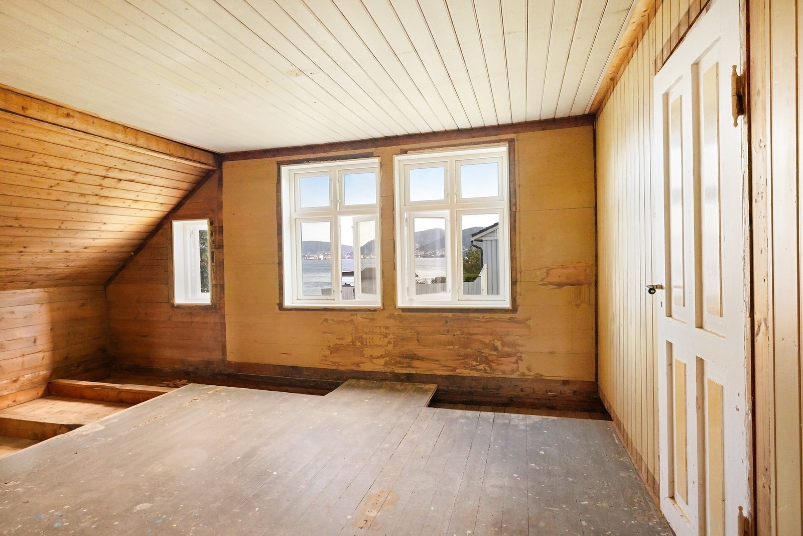 Fra loftsetasjen i sør har man flott utsikt mot byfjorden Galleribilde