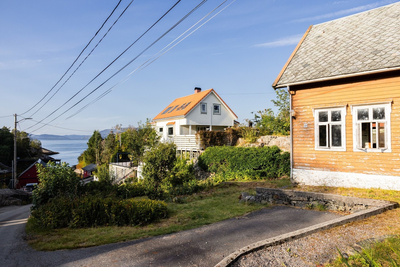 Fin og attraktiv beliggenhet på Florvågøen med kort vei til sjø. Fotograf Silje Holte / @frksuper Galleribilde