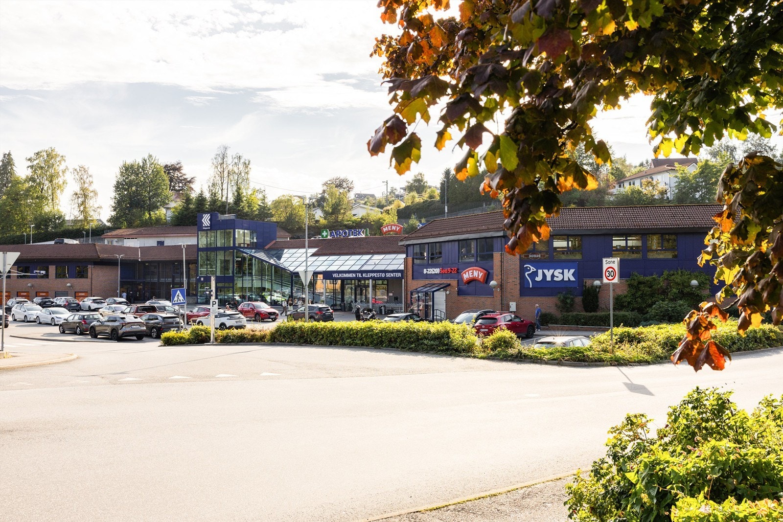 Få minutters kjøring til Kleppestø senter. Fra Kleppestø går det også hurtigbåtforbindelse til Bergen sentrum. Galleribilde