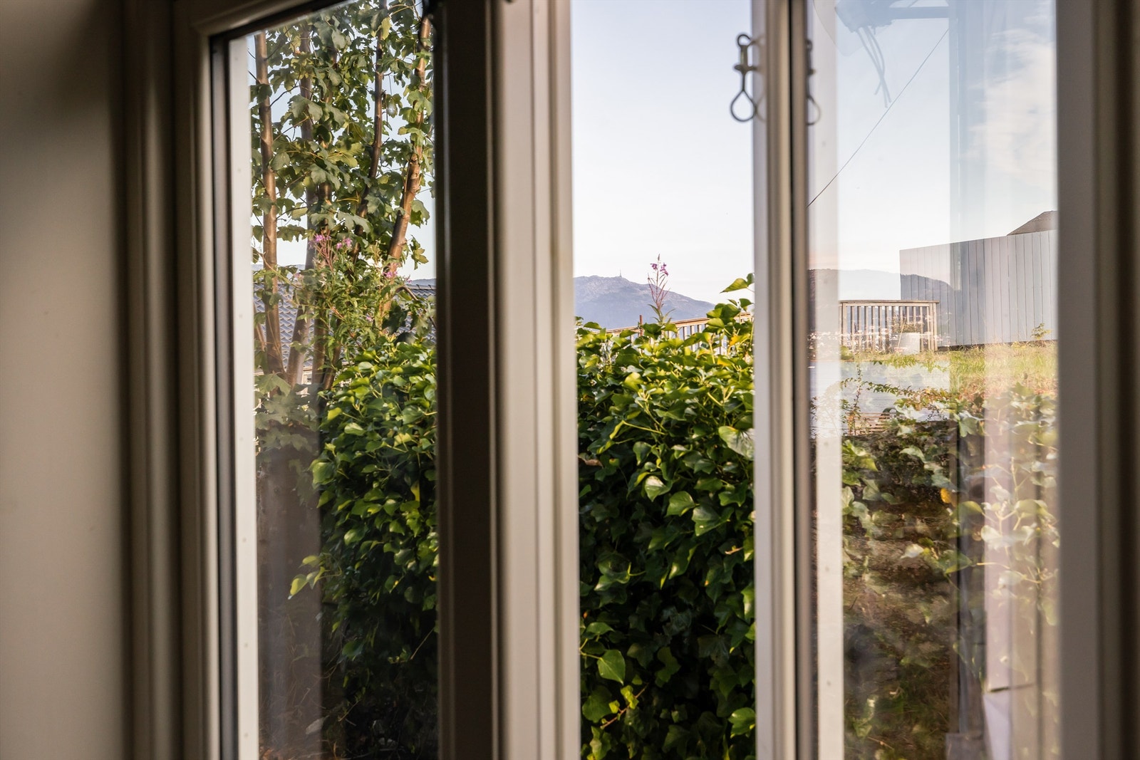 Gløtt mot byfjellene fra hovedetasjen. Galleribilde