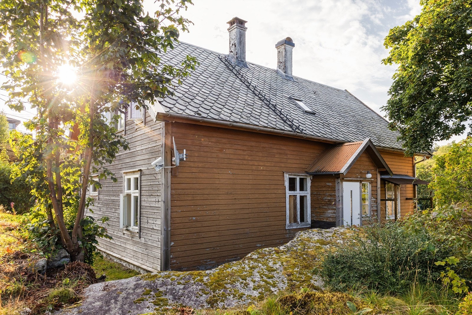 Inngangsdør på bakside mot kjøkken ble skiftet i 2018 Galleribilde