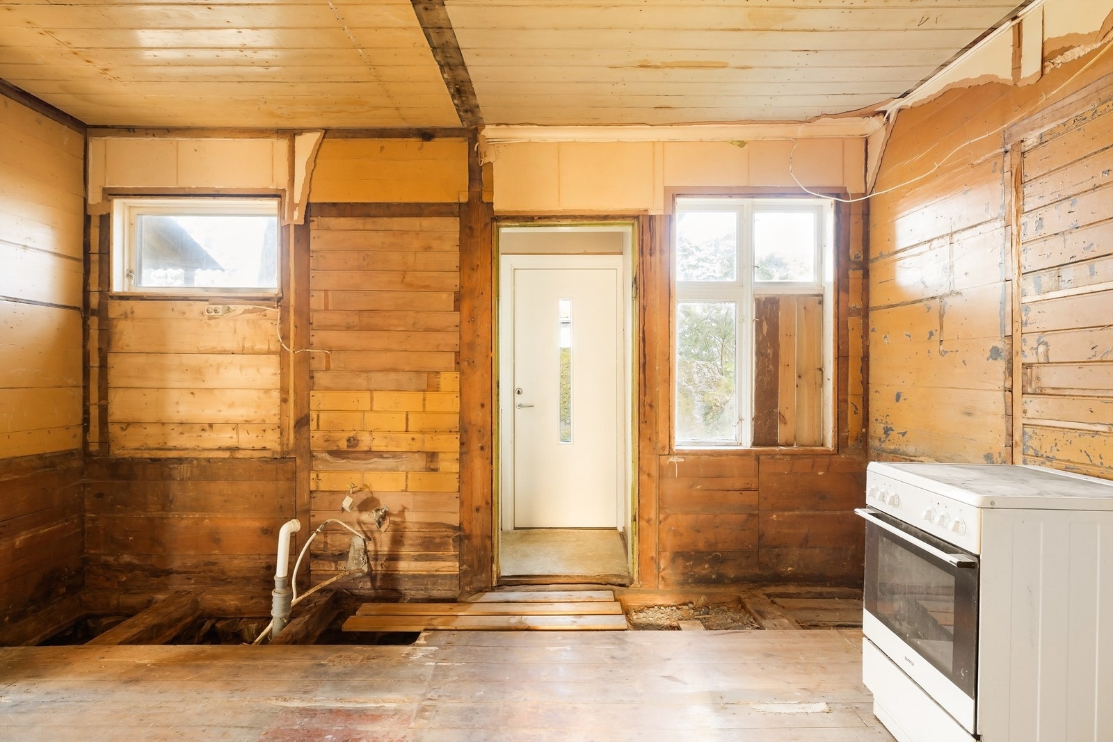 Kjøkkeninnredning er fjernet. Utgangsdør mot hagen i øst i bakkant av kjøkkenet. Galleribilde