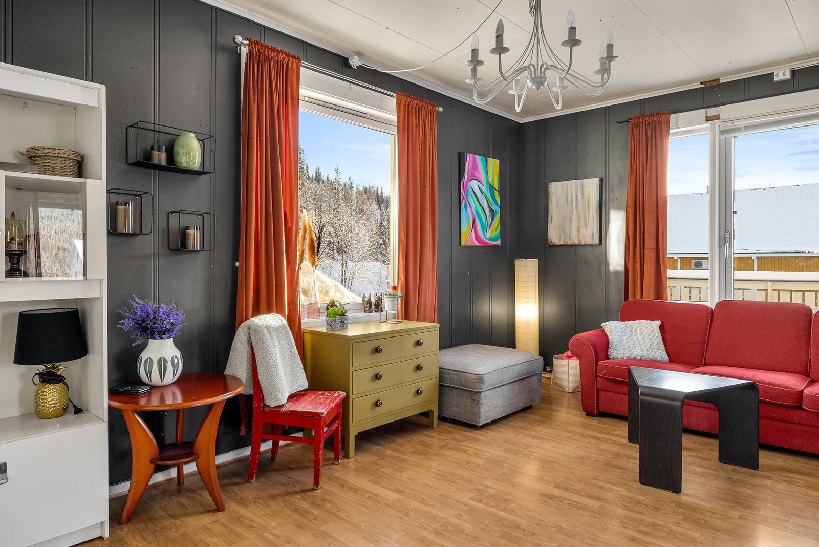 Boligen har en praktisk planløsning med gode møbleringsmuligheter Galleribilde