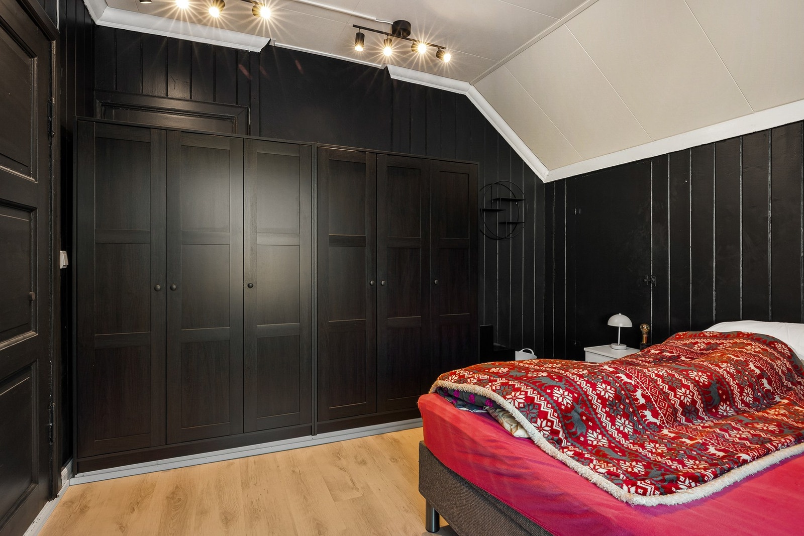 Soverom 1 innredet med garderobeskap Galleribilde