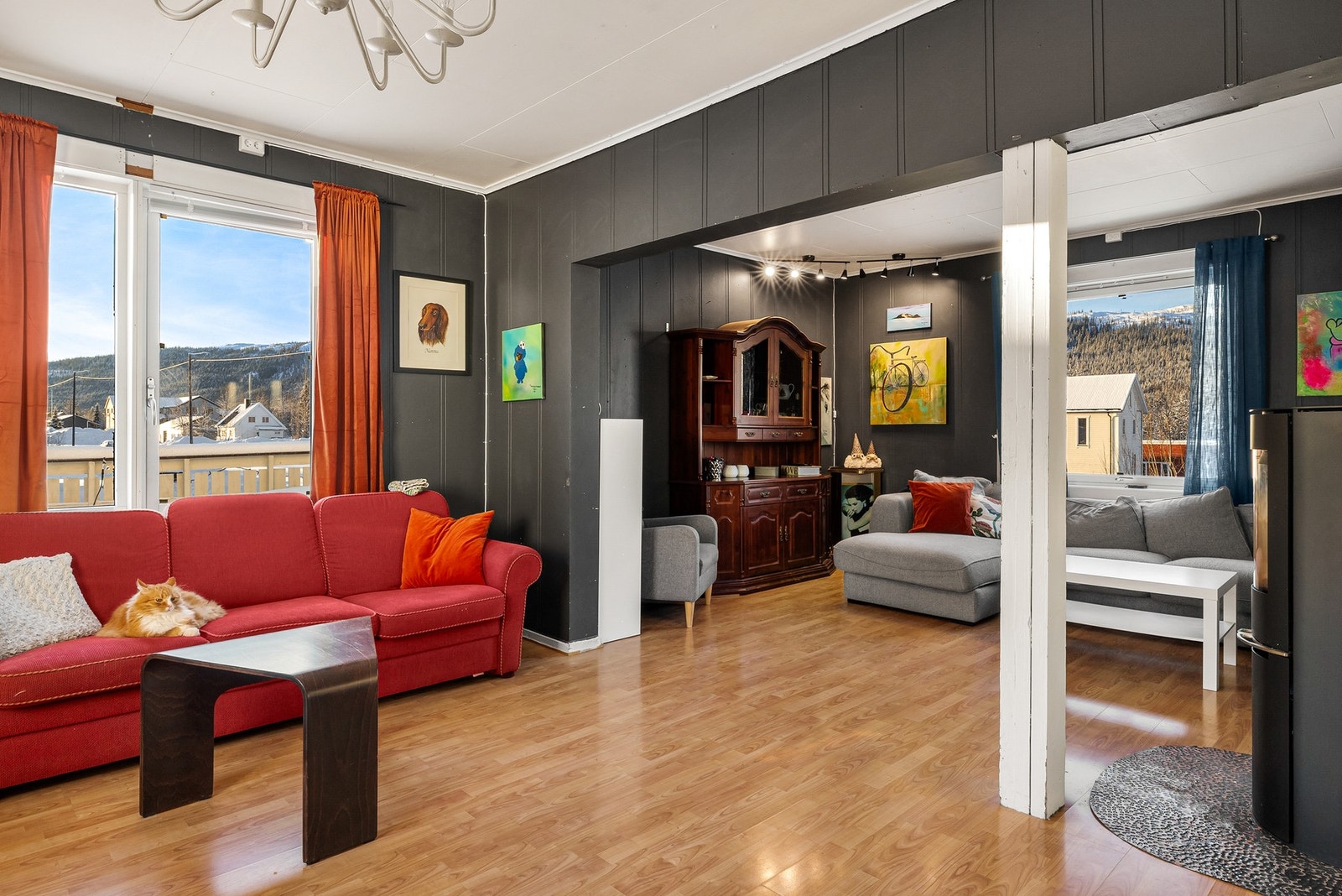 Innvendige gulvoverflater er av laminat og furu Galleribilde