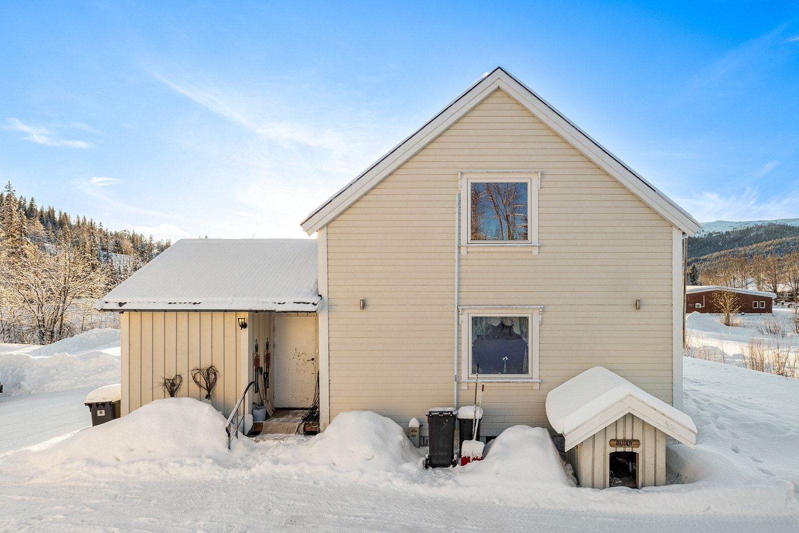 Det ble i 2020 lagt ny utvendig vannledning og tilkobling til kommunalt avløp Galleribilde