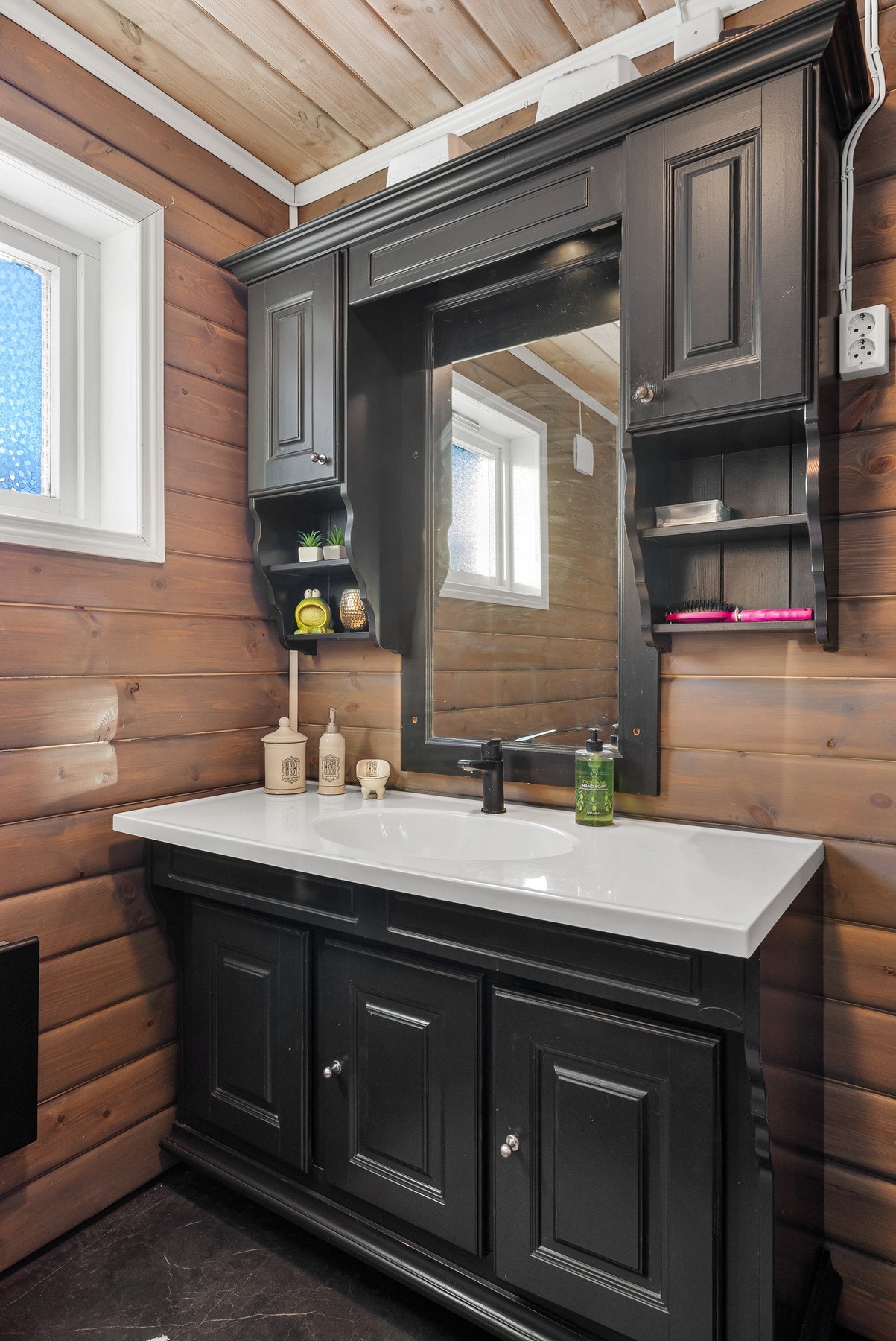 Oppvarming med panelovn og ventilering med fuktstyrt elektrisk avtrekksvifte Galleribilde