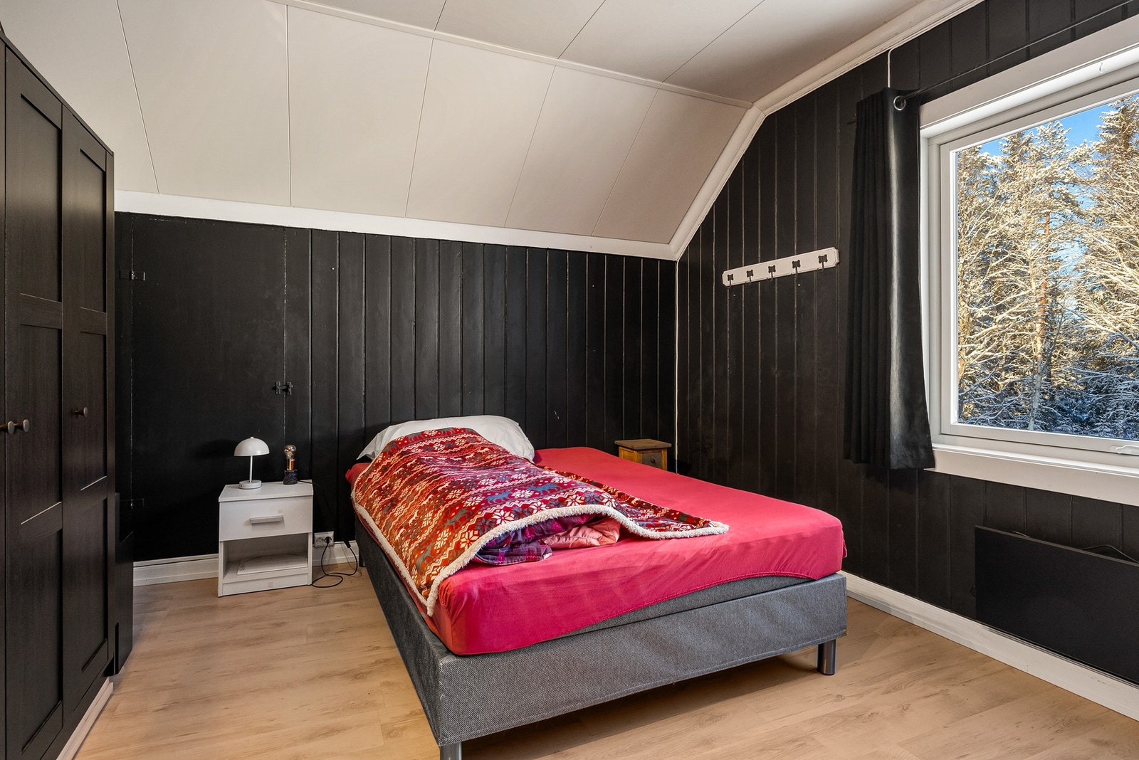 Boligen har 3 soverom beliggende i loftetasjen Galleribilde