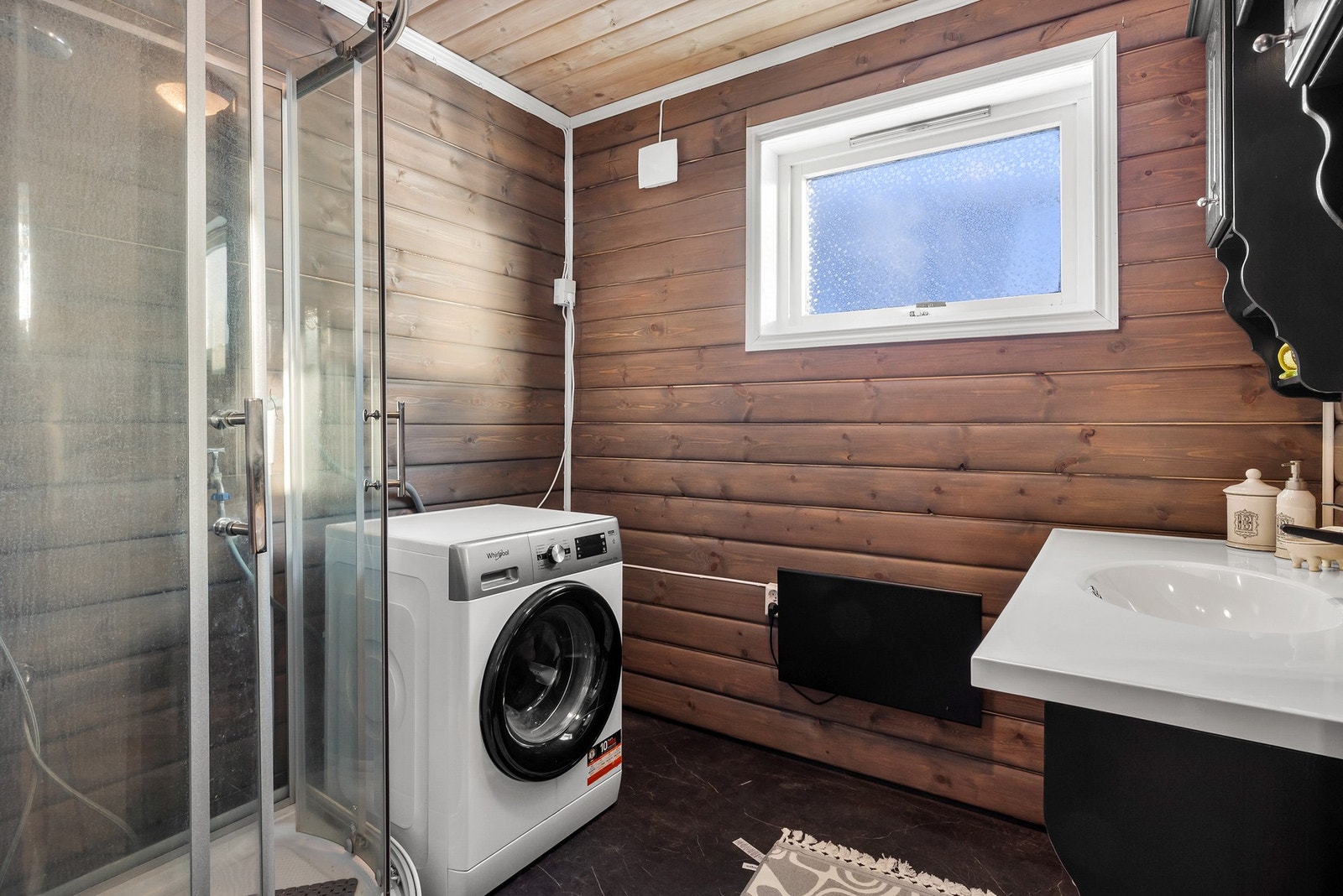 Badet er oppgradert i 2022 med nytt belegg på gulv og panel på veggene Galleribilde