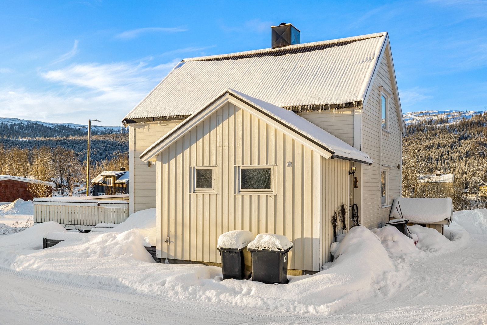 Taktekking på hoveddel ble skiftet i 2009, på tilbygg fra 2017 Galleribilde