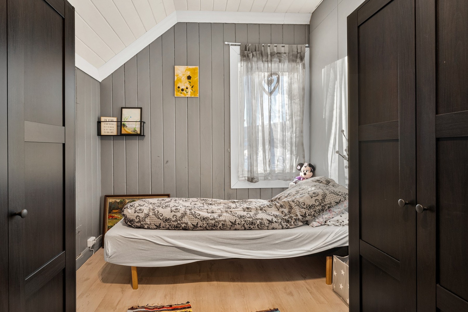 Soverom 2 med garderobeskap Galleribilde