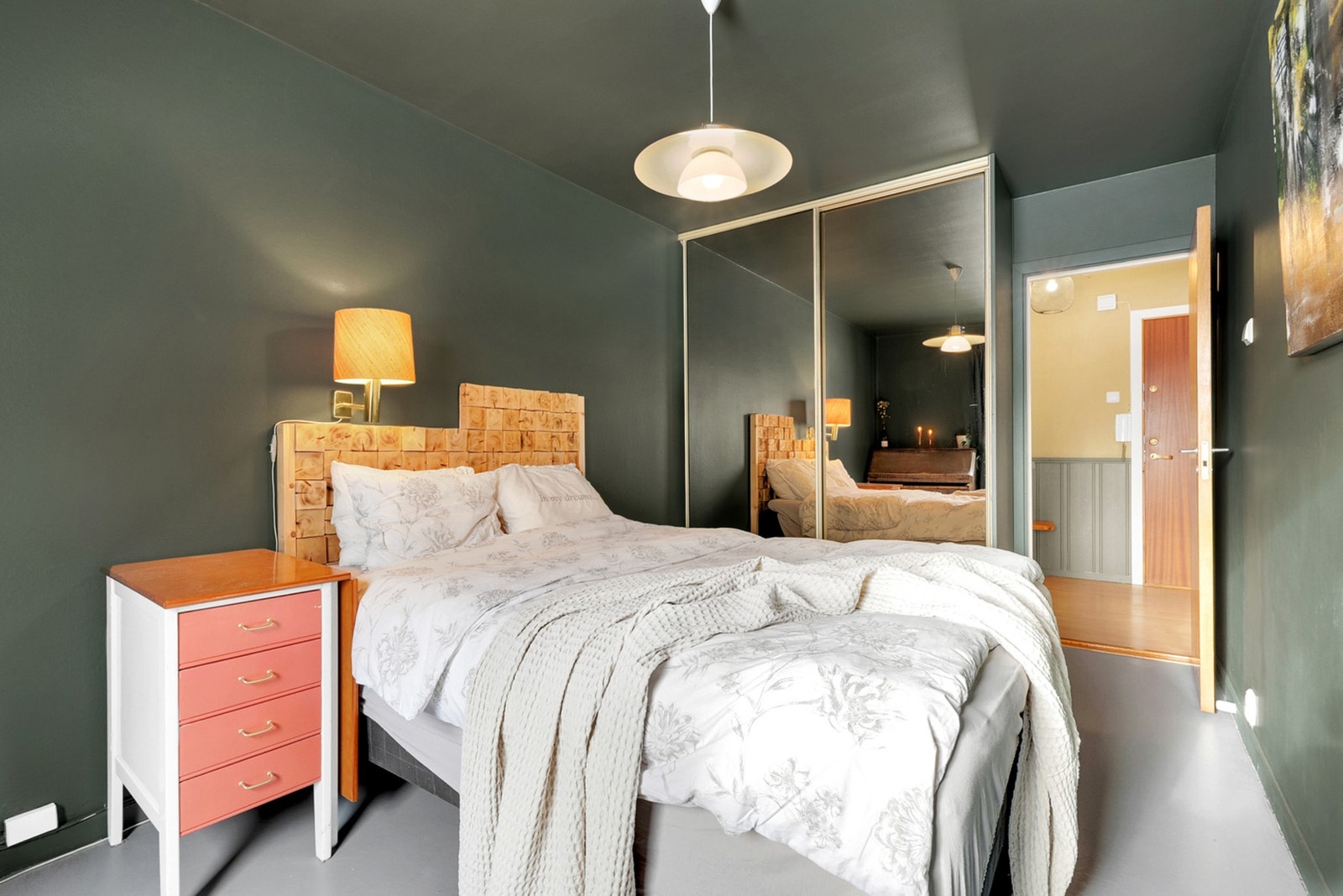 Et stort garderobeskap sørger for rikelig med oppbevaringsplass. Galleribilde