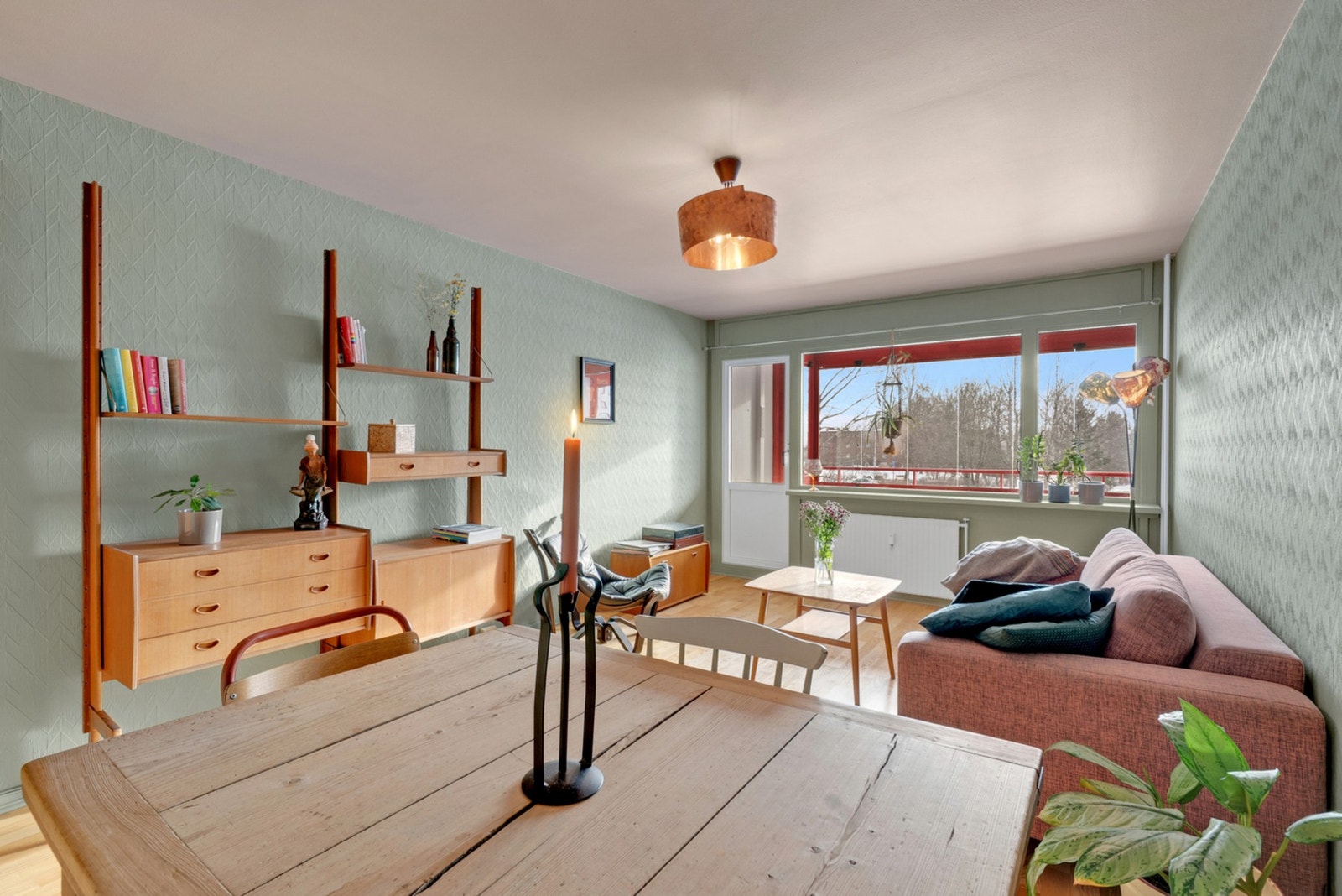 Den generøse takhøyden på ca. 2,42 meter bidrar til en luftig romfølelse. Galleribilde