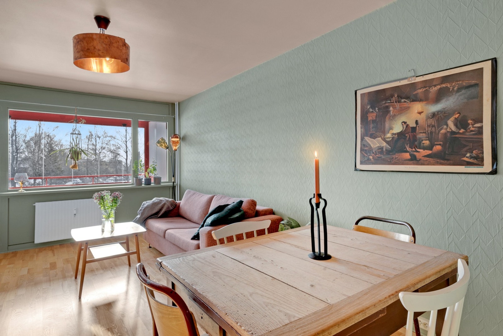 Stuen har en god og praktisk planløsning som gjør den enkel å møblere med både sofagruppe, TV-møblement og spiseplass. Galleribilde