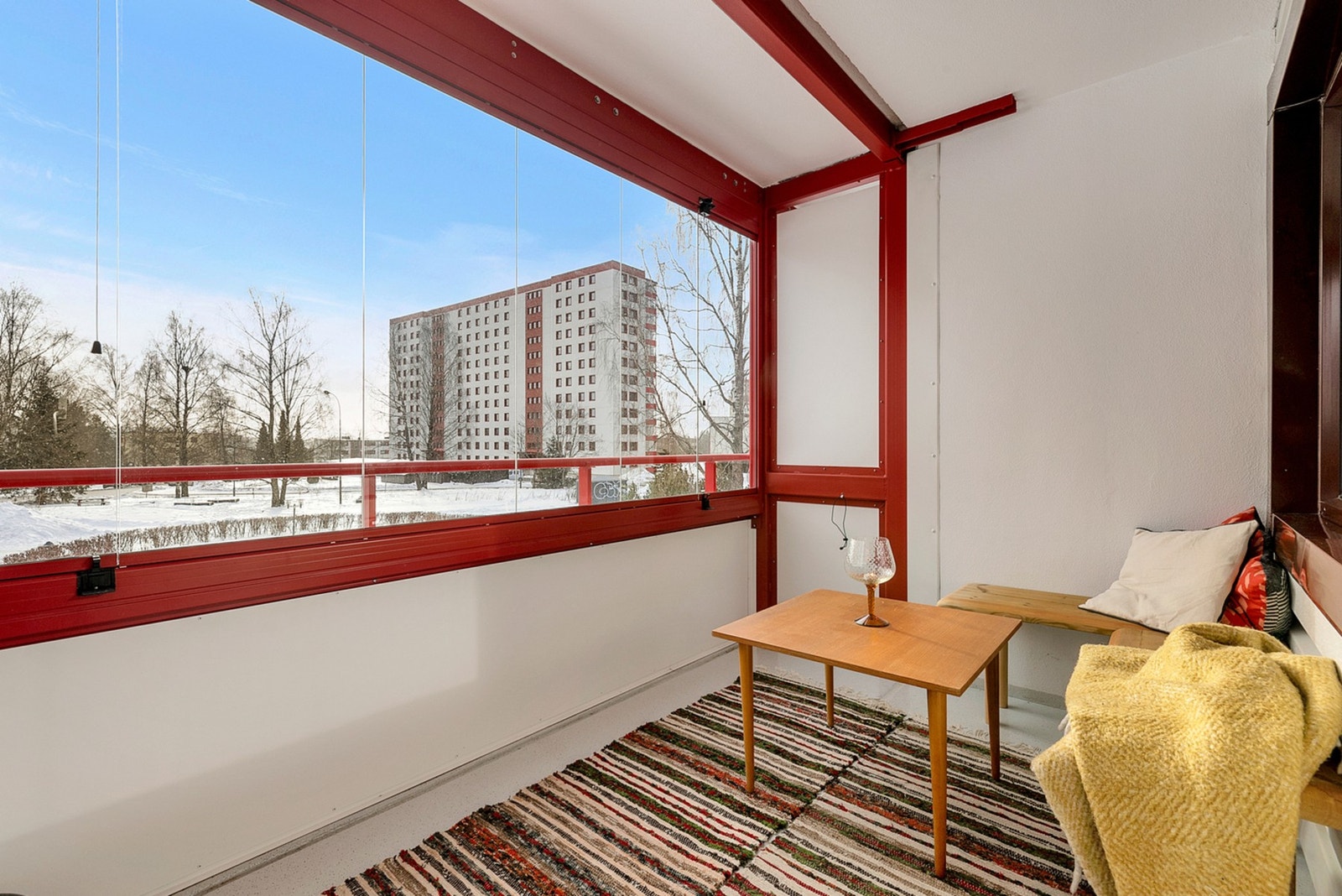 Fra stuen er det direkte utgang til en sydvendt, innglasset balkong på ca. 7 m². Galleribilde