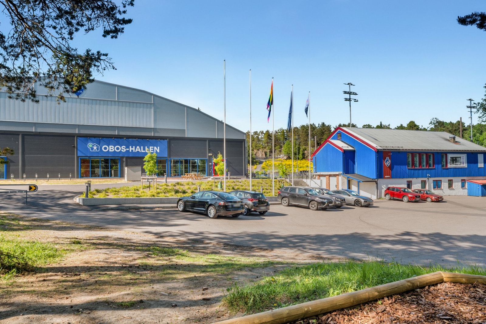 OBOS-hallen er et moderne og populært idrettsanlegg med helårs aktivitetsmuligheter. Hallen brukes blant annet til fotball, trening og ulike arrangementer, og er et viktig samlingspunkt i nærmiljøet. Galleribilde