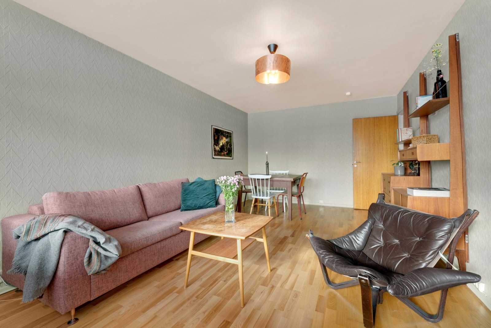 Overflatene består av parkettgulv, kombinert med malte vegger i tidsriktige og harmoniske toner. Galleribilde