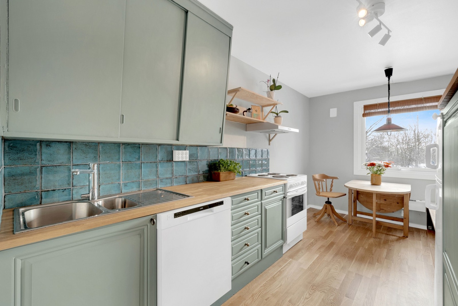 Kjøkkenet er separat med innredning som består av profilerte fronter på underskap og glatte skyvedører på overskap. Galleribilde