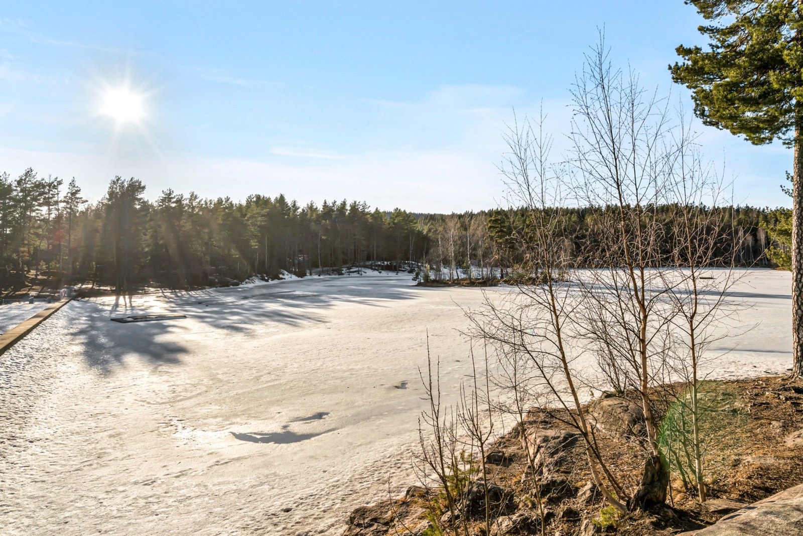 Boligen ligger rett ved inngangen til Lillomarka, et stort og variert skogsområde med rike muligheter for friluftsliv året rundt. Galleribilde