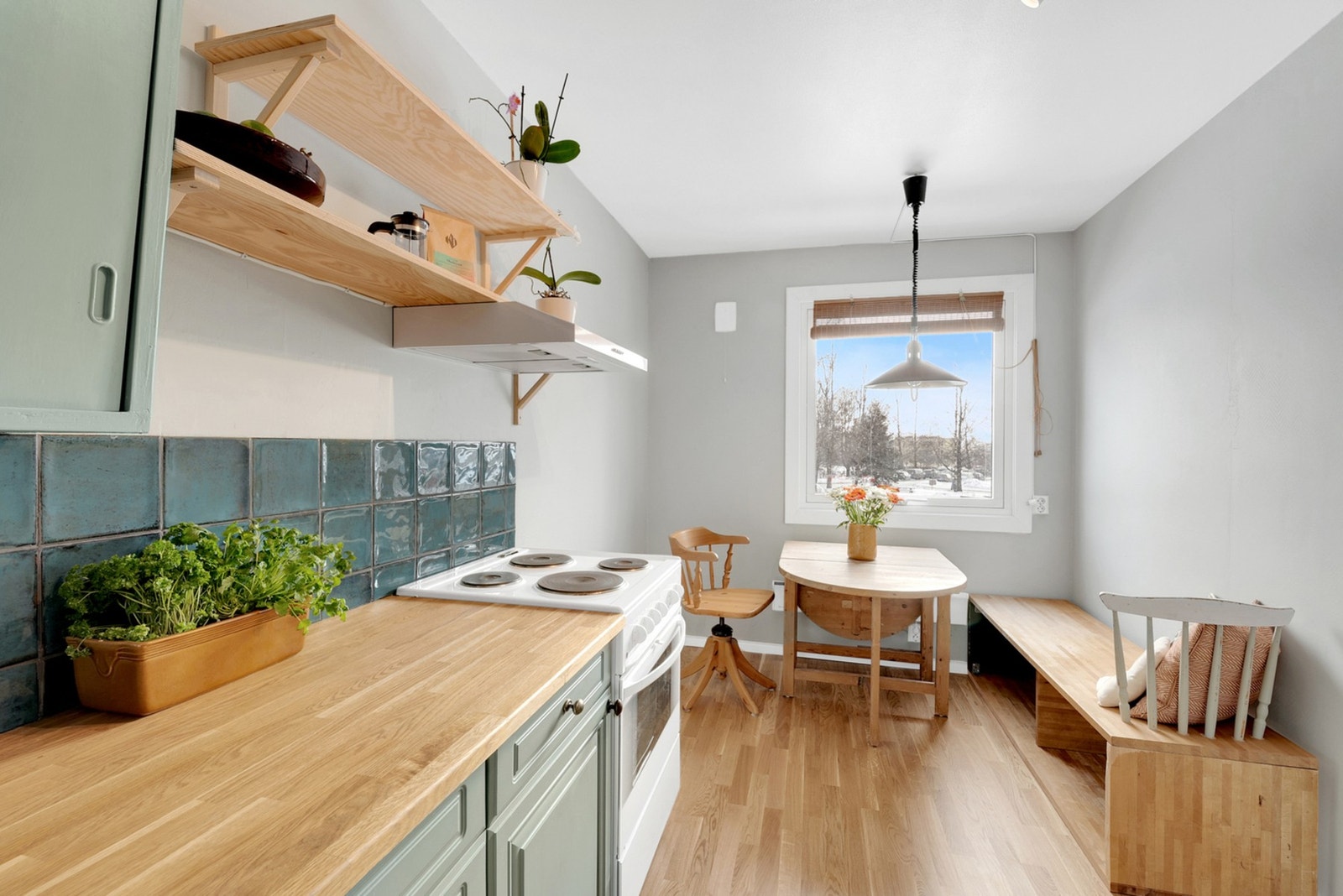 Benkeplaten i heltre ble skiftet i 2026, og innredningen ble overmalt - noe som gir rommet et oppdatert uttrykk. Galleribilde