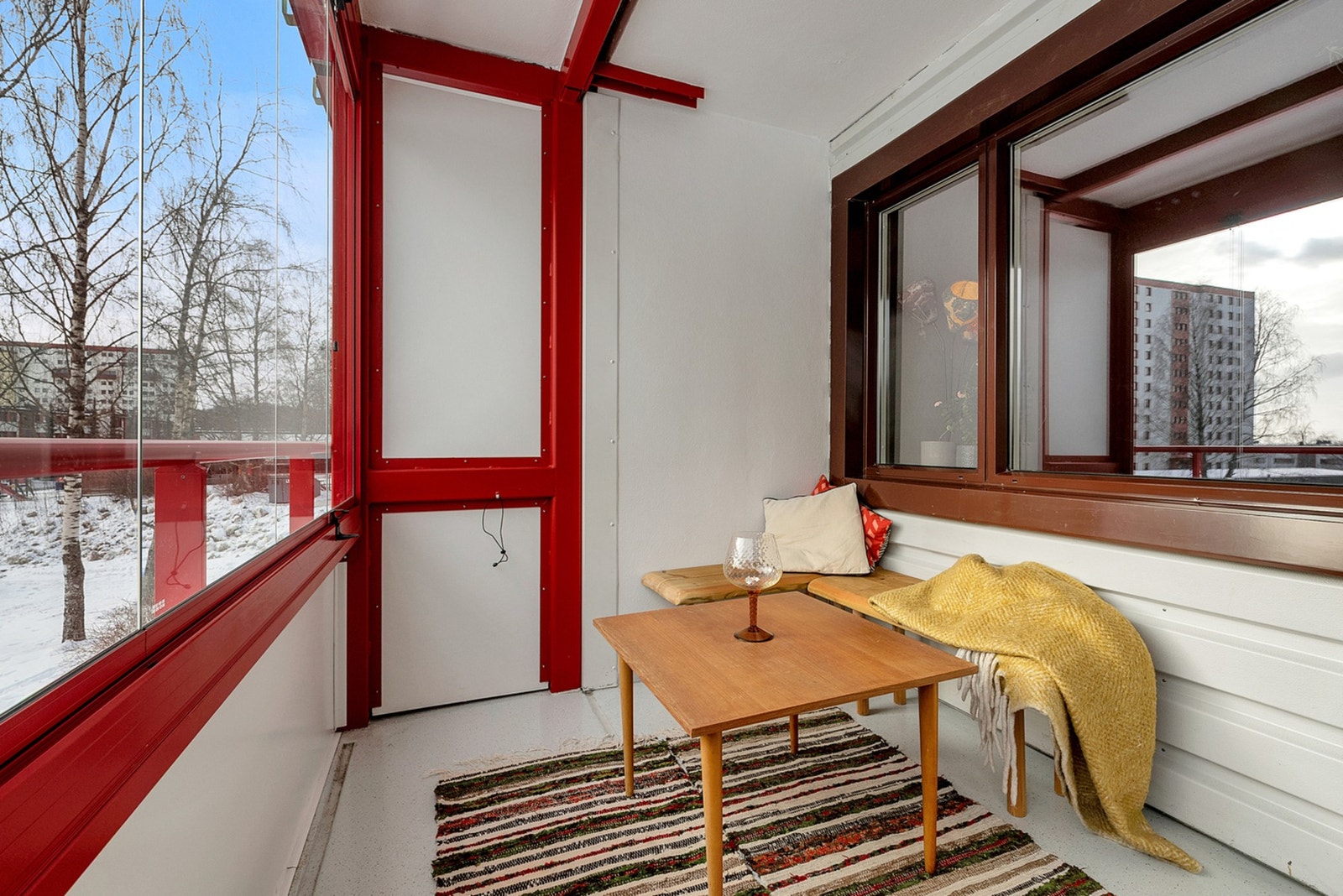 Den innglassede løsningen gjør balkongen brukbar gjennom store deler av året - perfekt for rolige morgener, hyggelige kvelder eller ekstra plass når du har gjester. Galleribilde