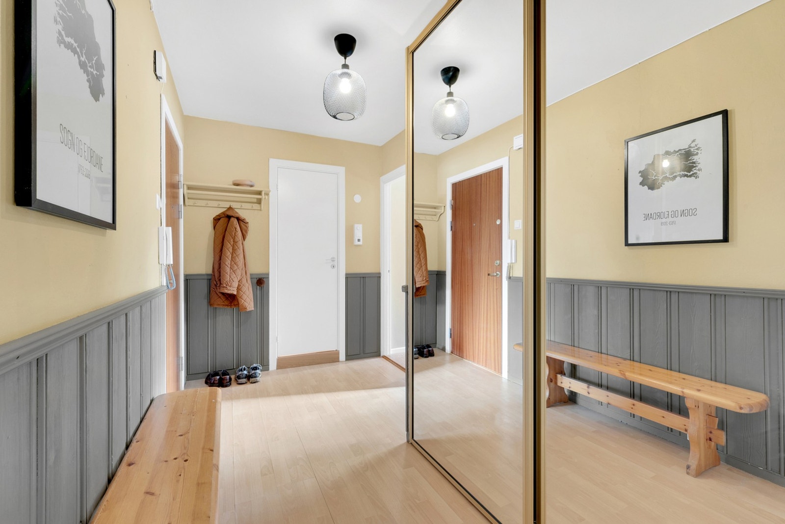 Her er det god plass til å henge fra seg yttertøy og sette fra seg skor, og en praktisk garderobeløsning sørger for ekstra oppbevaringsmuligheter. Galleribilde