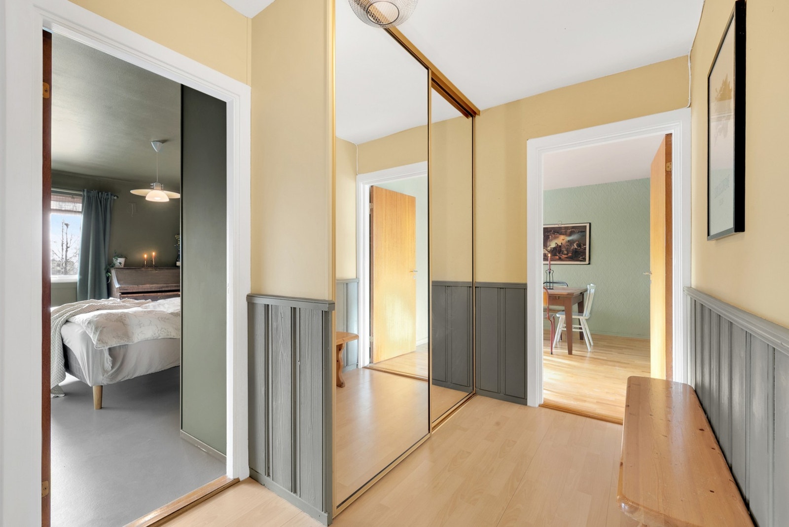 Velkommen inn! Entréen er romslig og gir et godt førsteinntrykk når du trær inn. Galleribilde