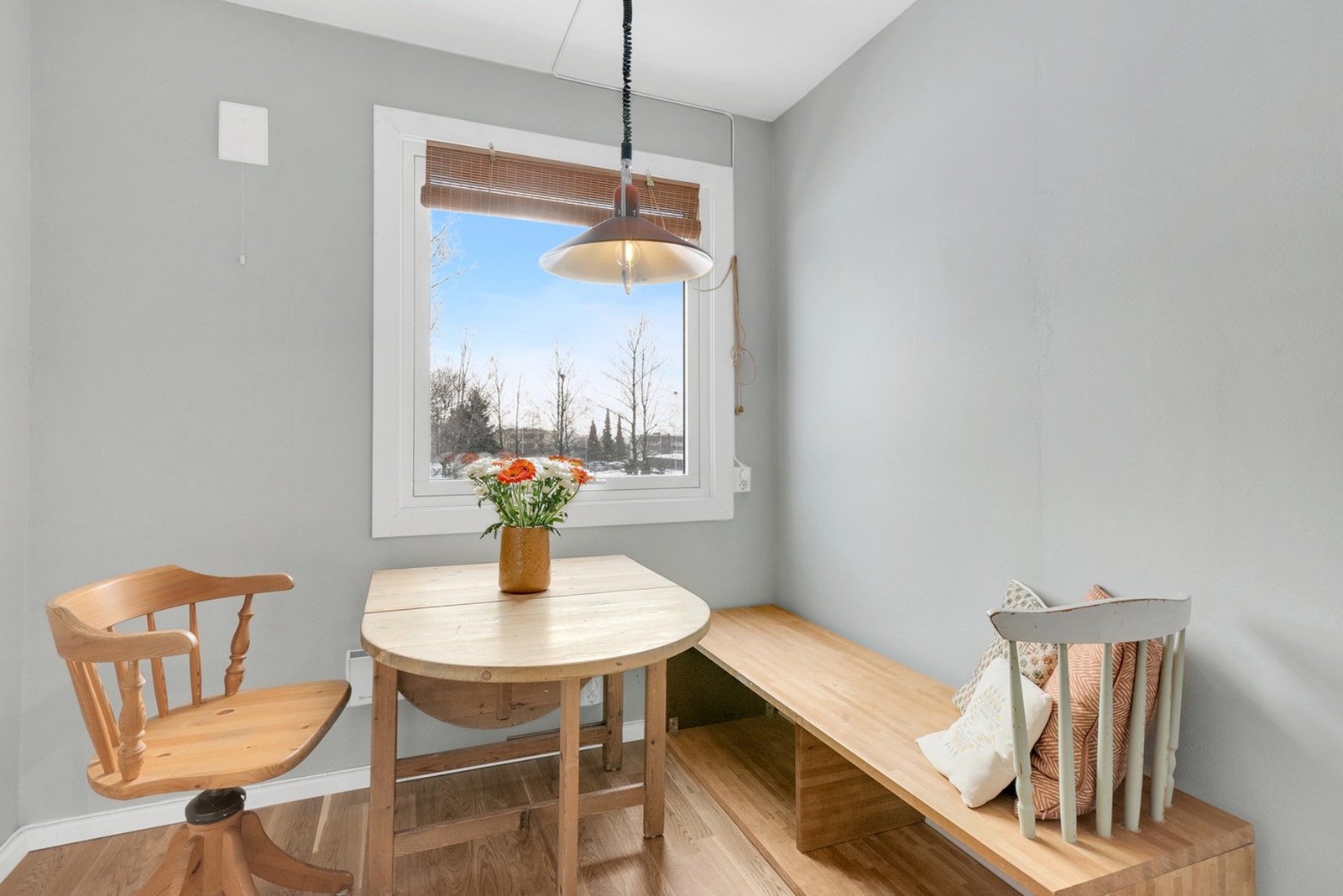 Hyggelig spiseplass ved vinduet - et lyst og trivelig samlingspunkt i hverdagen. Galleribilde