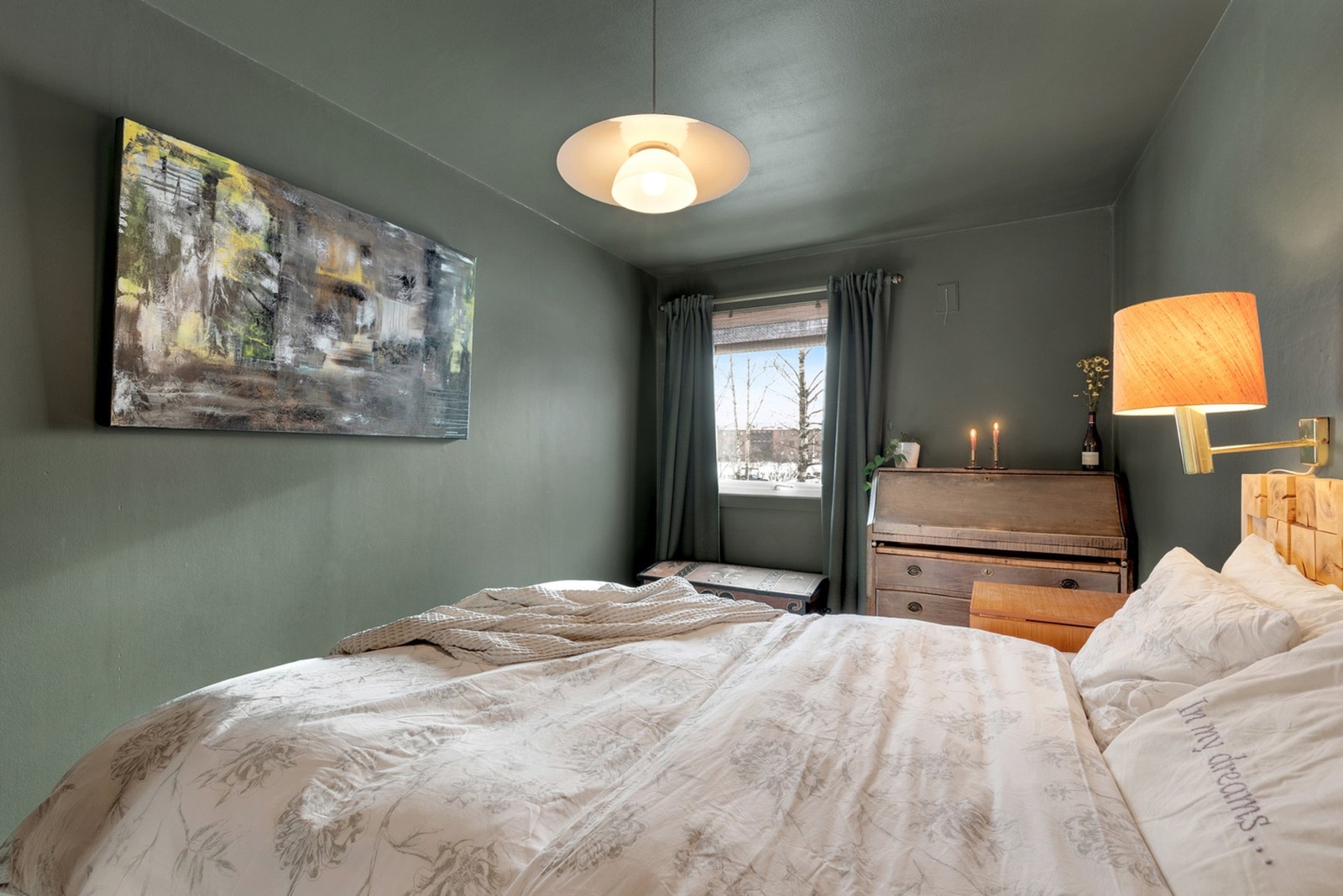 Rommet har god plass til dobbeltseng, nattbord og kommode. Galleribilde