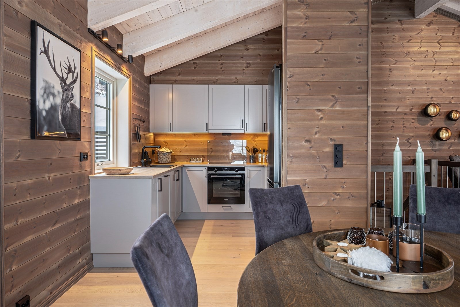 Flott kjøkken med åpen løsning til spisestuen. Ved kjøkken og spisestue er det også utgang til kjekk balkong. Galleribilde