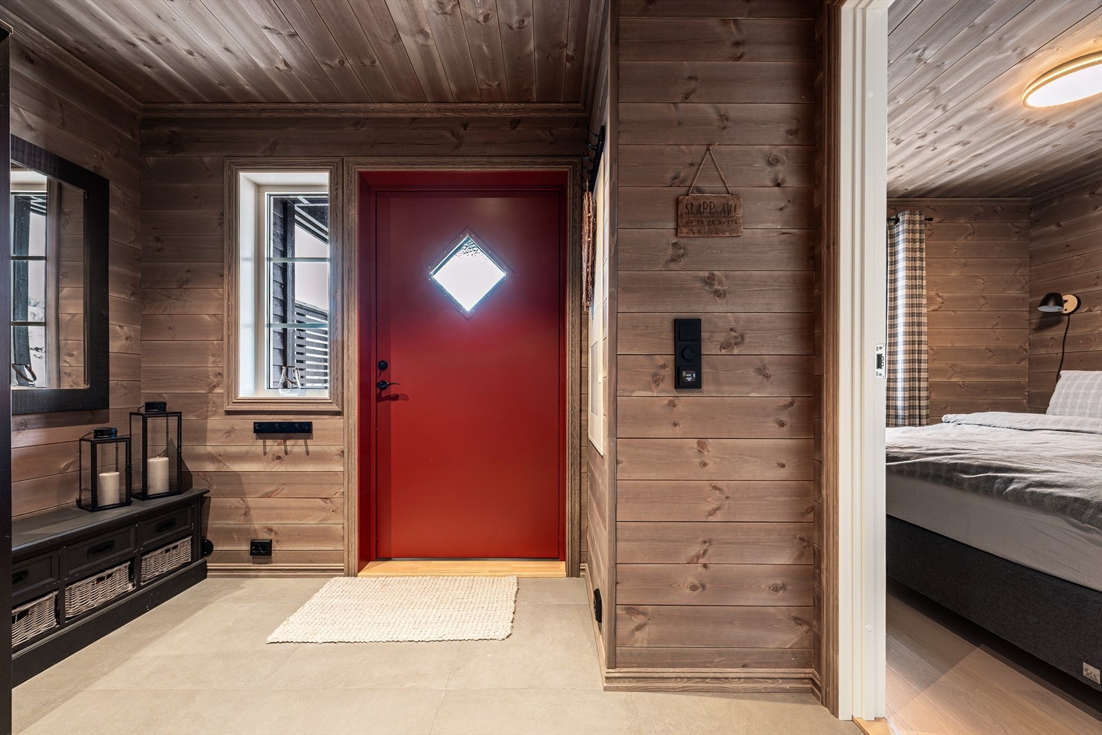 Entreen er flislagt, selvsagt med varme i gulv. Her er det god plass til å henge fra seg diverse yttertøy. Galleribilde