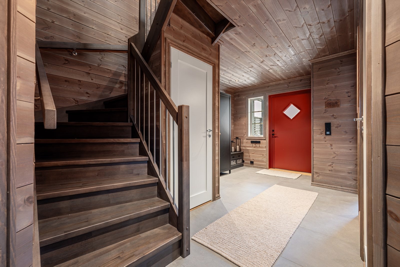 Boligens første etasje inneholder entre/hall, bad/vaskerom og tre gode soverom. Galleribilde