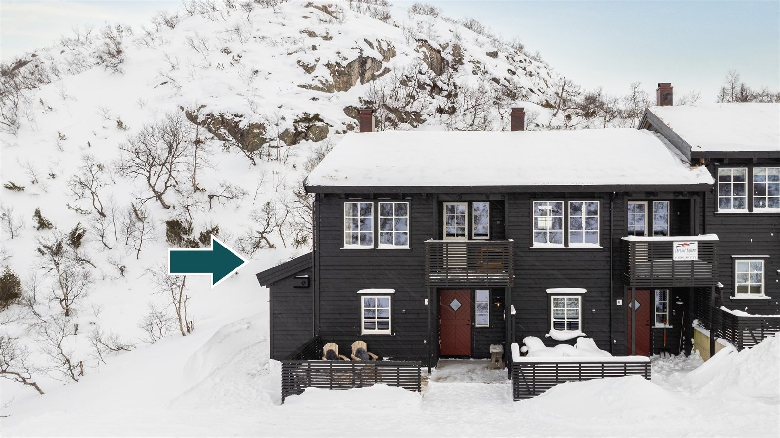 Kjekk hytte i leilighetskompleks over to plan. To uteplasser, kjekk beliggenhet, høy standard, supre solforhold og to parkeringsplasser. Galleribilde