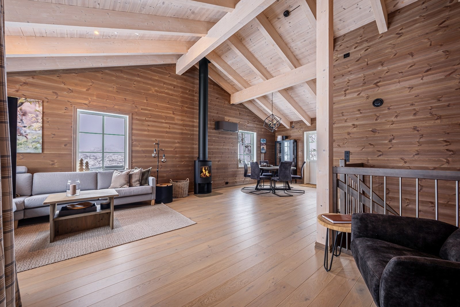 Stuen er romslig med ekstra takhøyde. Koselig peis mellom stuen og spisestuen. Gode vinduer som slipper inn rikelig med naturlig lys. Galleribilde