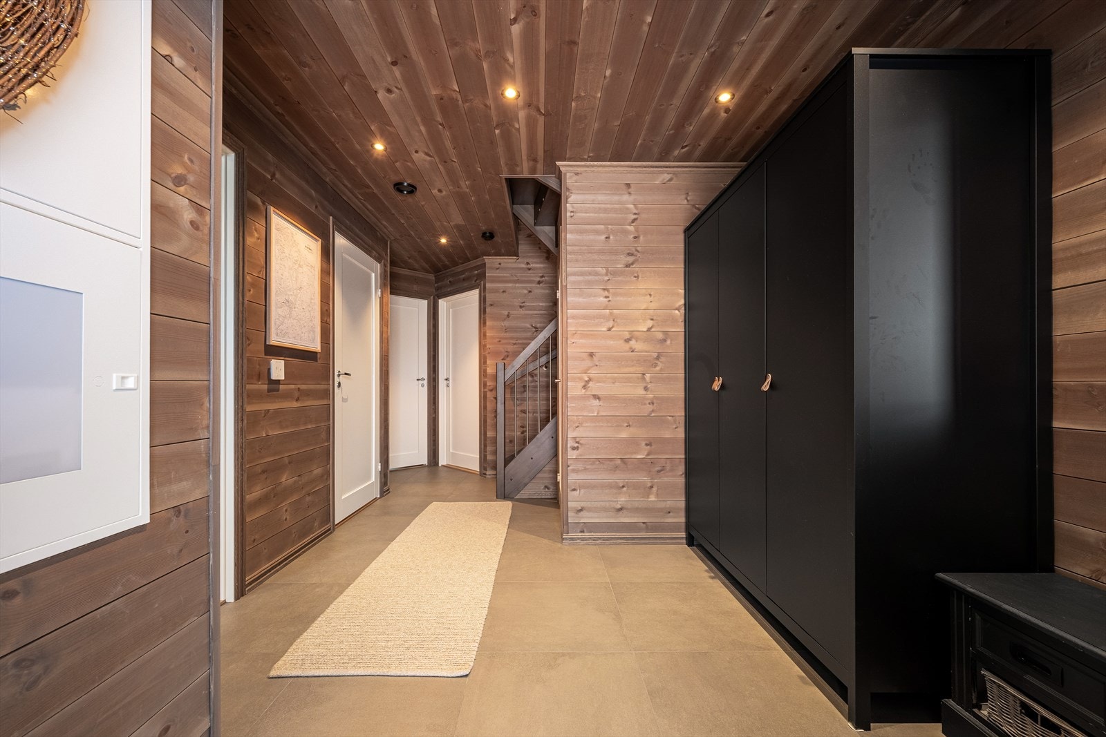 Her er det gode oppbevaringsmuligheter med stort garderobeskap. Galleribilde