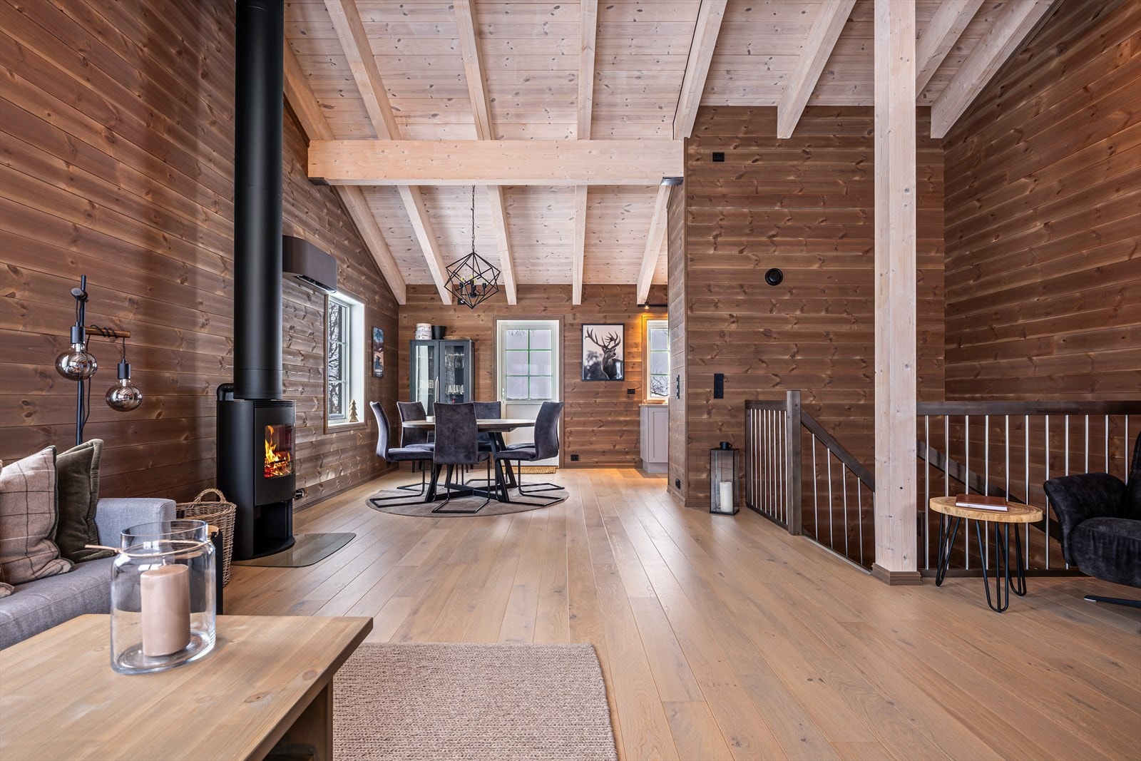 Kjekk delvis åpen løsning til kjøkken med god plass til spisebord tilknyttet kjøkkenet. Galleribilde