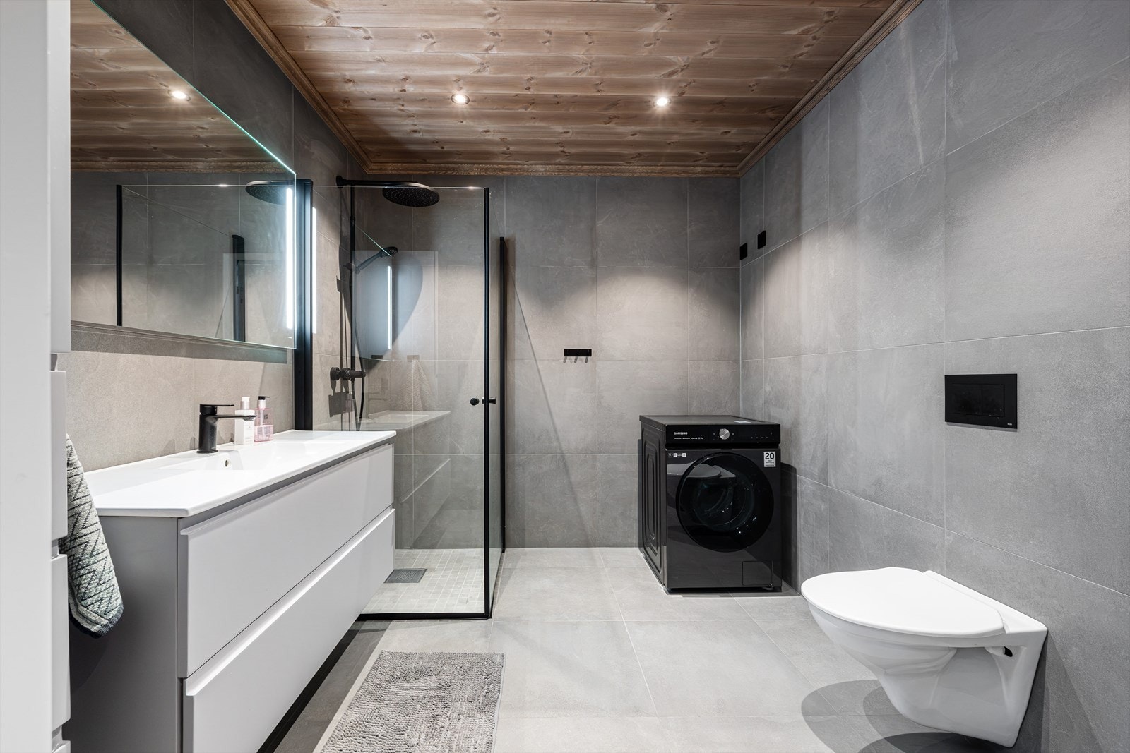 Lekkert, flislagt bad med varme i gulv og god plass til vaskemaskin/tørketrommel. Galleribilde