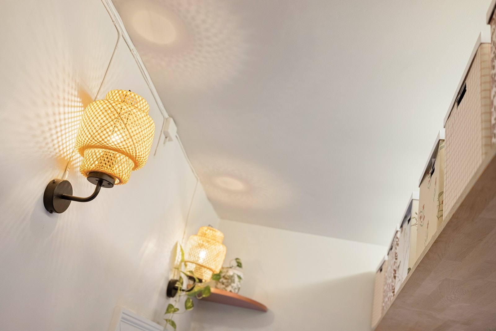 I 2023 ble himlingen i entreen hevet og gipset for å skape en bedre romfølelse. Galleribilde