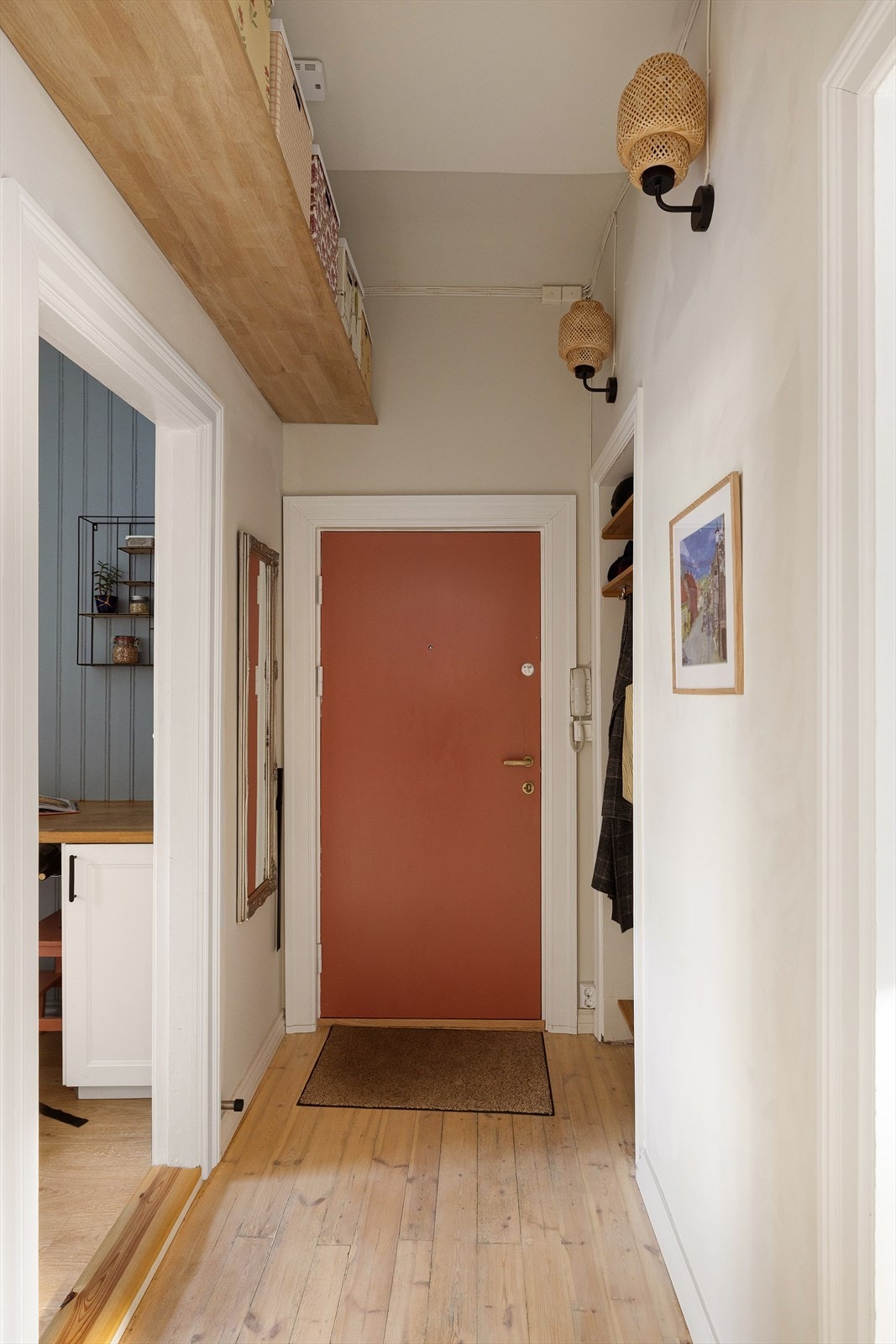 Velkommen inn i en entré hvor det originale tregulvet ble slipt og lakkert i 2023. I enden av taket ser man den originale tønnehvelvbuen, som som er karakteristisk i eldre bygårder. Galleribilde